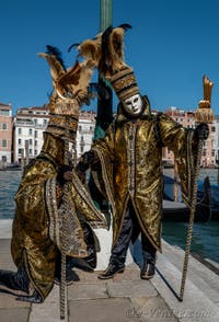 Les costumés du carnaval de Venise devant la Madonna de la Salute.