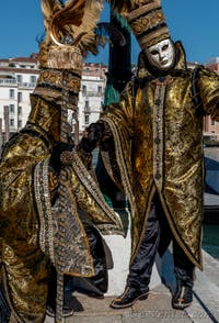 Les costumés du carnaval de Venise devant la Madonna de la Salute.