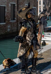 Les costumés du carnaval de Venise devant la Madonna de la Salute.