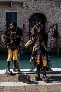 Les costumés du carnaval de Venise devant la Madonna de la Salute.