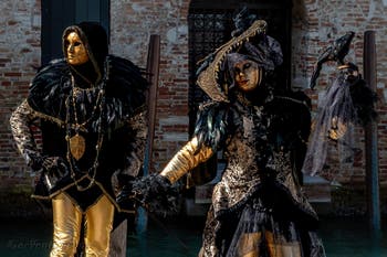 Les costumés du carnaval de Venise devant la Madonna de la Salute.