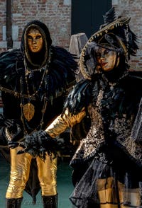 Les costumés du carnaval de Venise devant la Madonna de la Salute.