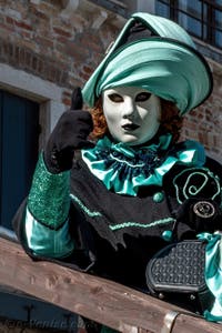 Les costumés du carnaval de Venise devant la Madonna de la Salute.