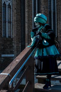 Les costumés du carnaval de Venise devant la Madonna de la Salute.