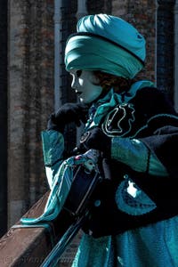 Les costumés du carnaval de Venise devant la Madonna de la Salute.