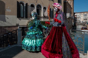 Les costumés du carnaval de Venise devant la Madonna de la Salute.