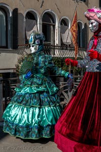 Les costumés du carnaval de Venise devant la Madonna de la Salute.