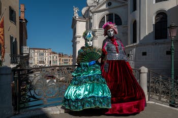 Les costumés du carnaval de Venise devant la Madonna de la Salute.