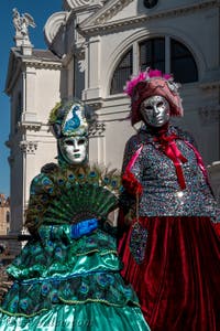 Les costumés du carnaval de Venise devant la Madonna de la Salute.