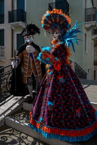 Les costumés du carnaval de Venise devant la Madonna de la Salute.