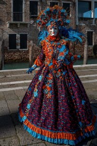 Les costumés du carnaval de Venise devant la Madonna de la Salute.