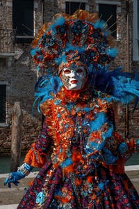 Les costumés du carnaval de Venise devant la Madonna de la Salute.