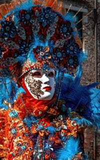 Les costumés du carnaval de Venise devant la Madonna de la Salute.