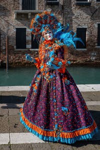 Les costumés du carnaval de Venise devant la Madonna de la Salute.