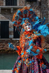 Les costumés du carnaval de Venise devant la Madonna de la Salute.