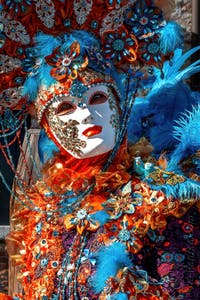 Les costumés du carnaval de Venise devant la Madonna de la Salute.