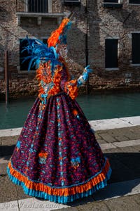 Les costumés du carnaval de Venise devant la Madonna de la Salute.