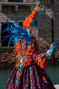 Les costumés du carnaval de Venise devant la Madonna de la Salute.