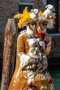 Les costumés du carnaval de Venise devant la Madonna de la Salute.