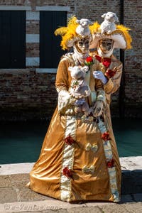 Les costumés du carnaval de Venise devant la Madonna de la Salute.