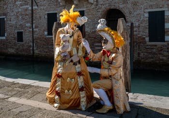 Les costumés du carnaval de Venise devant la Madonna de la Salute.