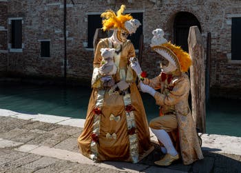 Les costumés du carnaval de Venise devant la Madonna de la Salute.