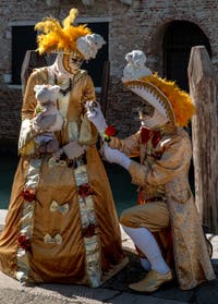 Les costumés du carnaval de Venise devant la Madonna de la Salute.