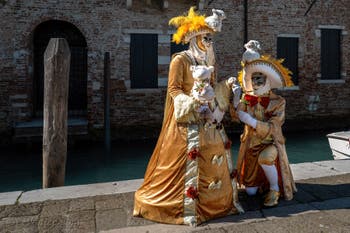 Les costumés du carnaval de Venise devant la Madonna de la Salute.