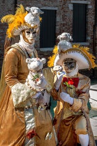 Les costumés du carnaval de Venise devant la Madonna de la Salute.