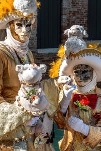 Les costumés du carnaval de Venise devant la Madonna de la Salute.