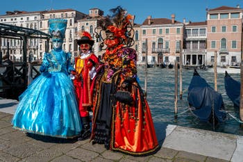 Les costumés du carnaval de Venise devant la Madonna de la Salute.