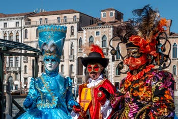 Les costumés du carnaval de Venise devant la Madonna de la Salute.