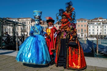 Les costumés du carnaval de Venise devant la Madonna de la Salute.