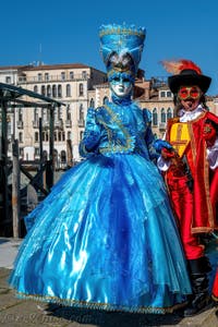 Les costumés du carnaval de Venise devant la Madonna de la Salute.