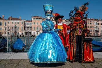 Les costumés du carnaval de Venise devant la Madonna de la Salute.