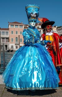 Les costumés du carnaval de Venise devant la Madonna de la Salute.