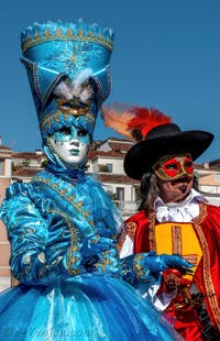 Les costumés du carnaval de Venise devant la Madonna de la Salute.