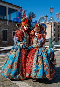 Les costumés du carnaval de Venise devant la Madonna de la Salute.