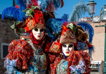 Les costumés du carnaval de Venise devant la Madonna de la Salute.