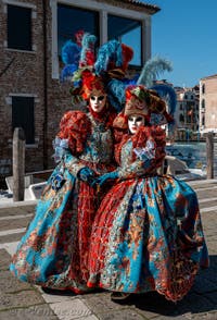 Les costumés du carnaval de Venise devant la Madonna de la Salute.