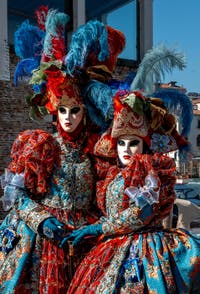 Les costumés du carnaval de Venise devant la Madonna de la Salute.