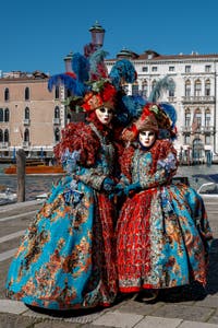 Les costumés du carnaval de Venise devant la Madonna de la Salute.