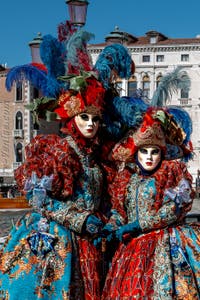 Les costumés du carnaval de Venise devant la Madonna de la Salute.