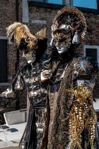 Les costumés du carnaval de Venise devant la Madonna de la Salute.