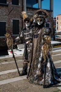 Les costumés du carnaval de Venise devant la Madonna de la Salute.