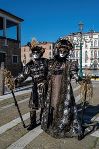 Les costumés du carnaval de Venise devant la Madonna de la Salute.