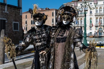 Les costumés du carnaval de Venise devant la Madonna de la Salute.