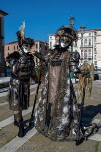 Les costumés du carnaval de Venise devant la Madonna de la Salute.