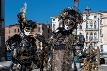 Les costumés du carnaval de Venise devant la Madonna de la Salute.