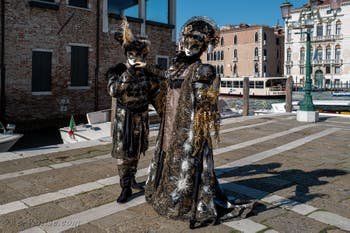 Les costumés du carnaval de Venise devant la Madonna de la Salute.